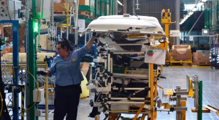 Las automotrices retoman la producción en etapas