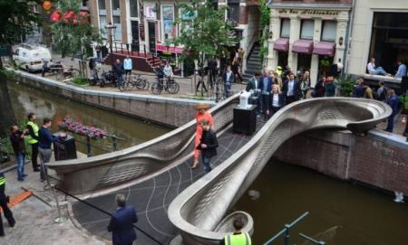 Ya está instalado el puente metálico impreso en 3D